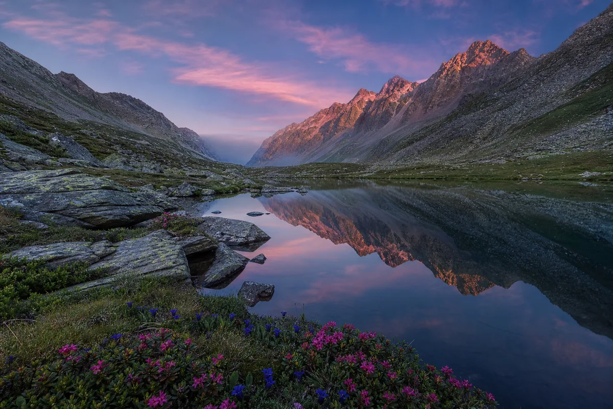 Vallon d’alpage et lac d’altitude au crépuscule dans les Alpes françaises